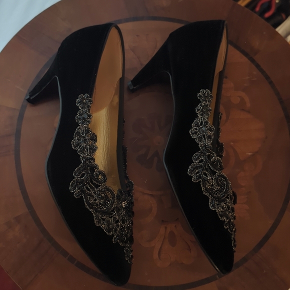 Nordstrom Privat Collection. Beaded Floral Velvet Dress Shoes.       Size 9 AA. - Picture 3 of 10